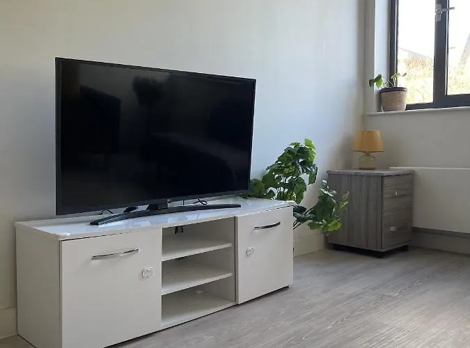 Large Suite - Bedford City Centre