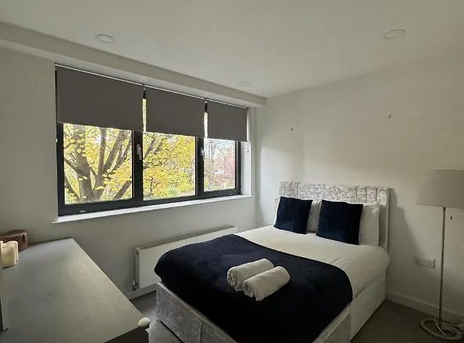 Large Suite - Bedford City Centre